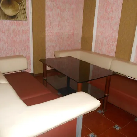 Staryi Dvoryk Hostel *