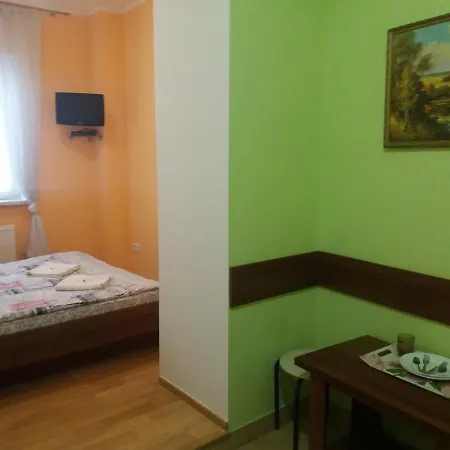 Staryi Dvoryk Hostel *